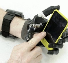 Первый протез руки под управлением смартфона