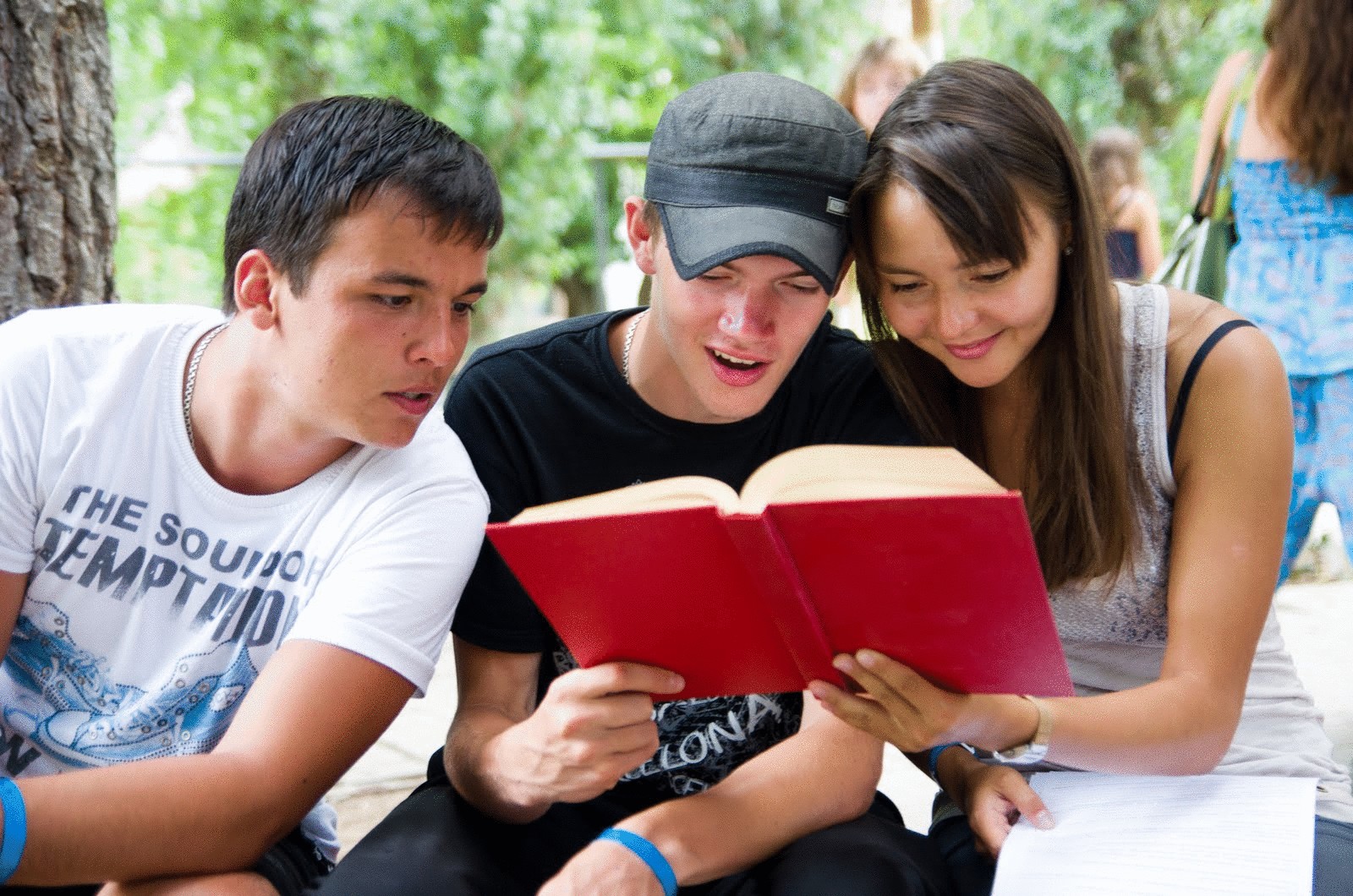 Читать про студентов мажоров и простую. Современная молодежь. Подросток с книжкой. Молодежь и чтение. Молодежь и книга.