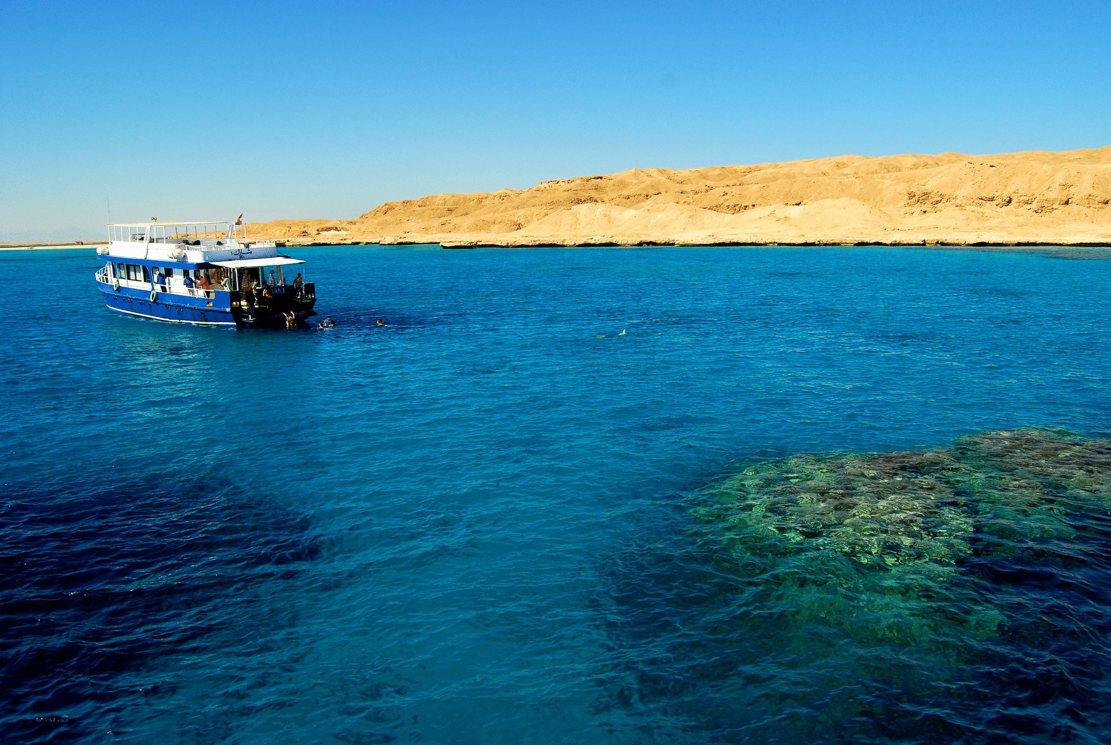 Какого океана является красное море. Дахаб Шарм-Эль-Шейх. Красное море Египет. Остров тиран Шарм-Эль-Шейх. Рифы в Египте.