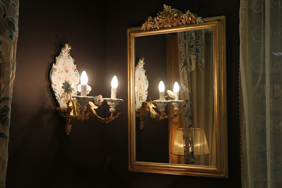 Зеркала в доме умершего. Антикварное зеркало. Старинное зеркало. Старинная комната с зеркалом. Зеркало в темной комнате.