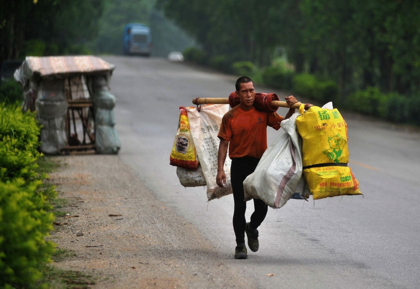 Странный человек-улитка из Китая, который носит свой дом на спине