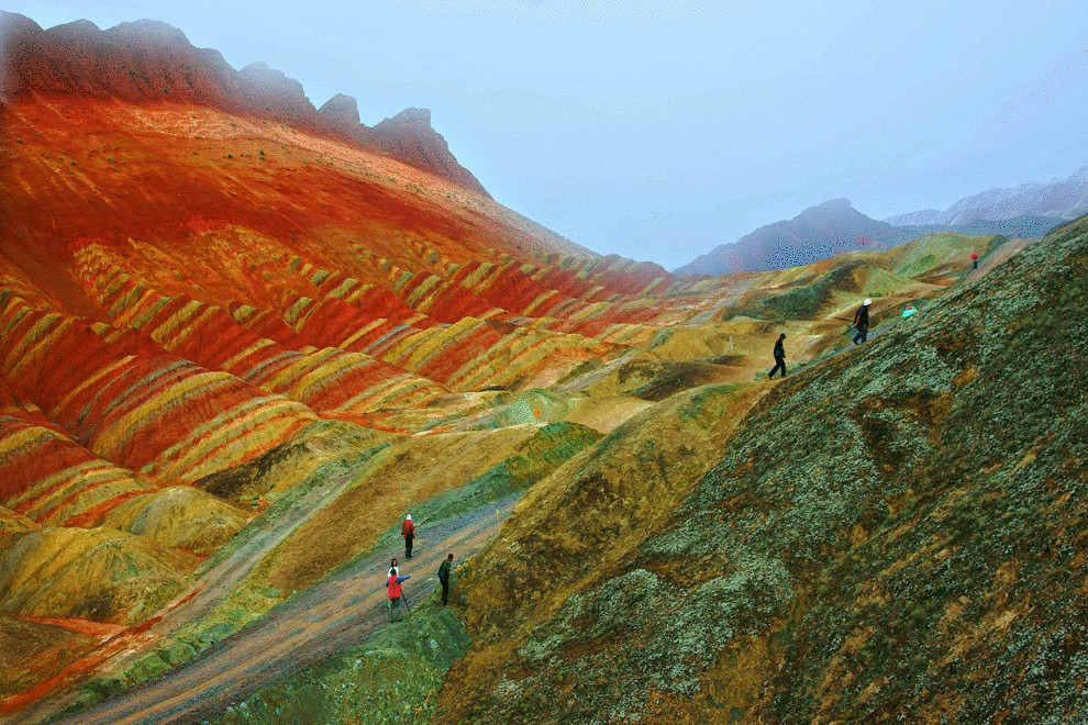 Уникальные разноцветные горы Дэнксия в Китае