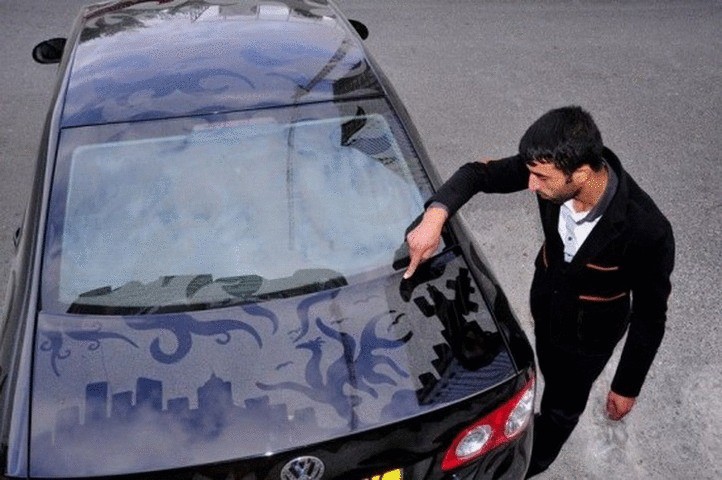 Невероятные рисунки на грязных автомобилях от азербайджанского парковщика