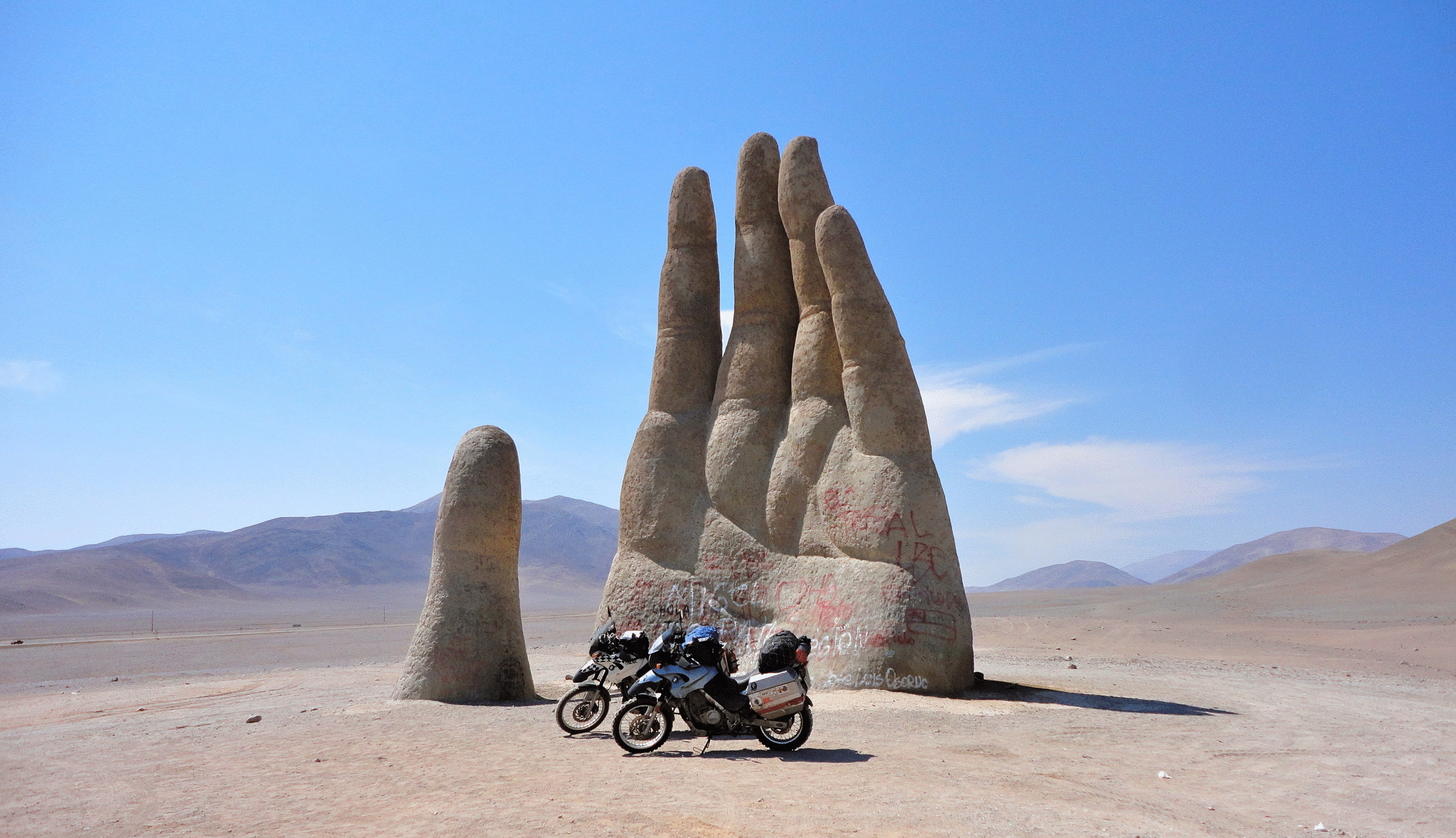 Огромная рука привлекает туристов в пустыню Атакама
