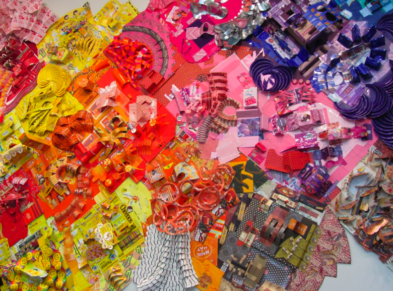 Удивительные инсталляции из бытового мусора