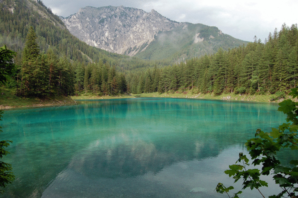 Удивительное зелёное озеро существует в Австрии