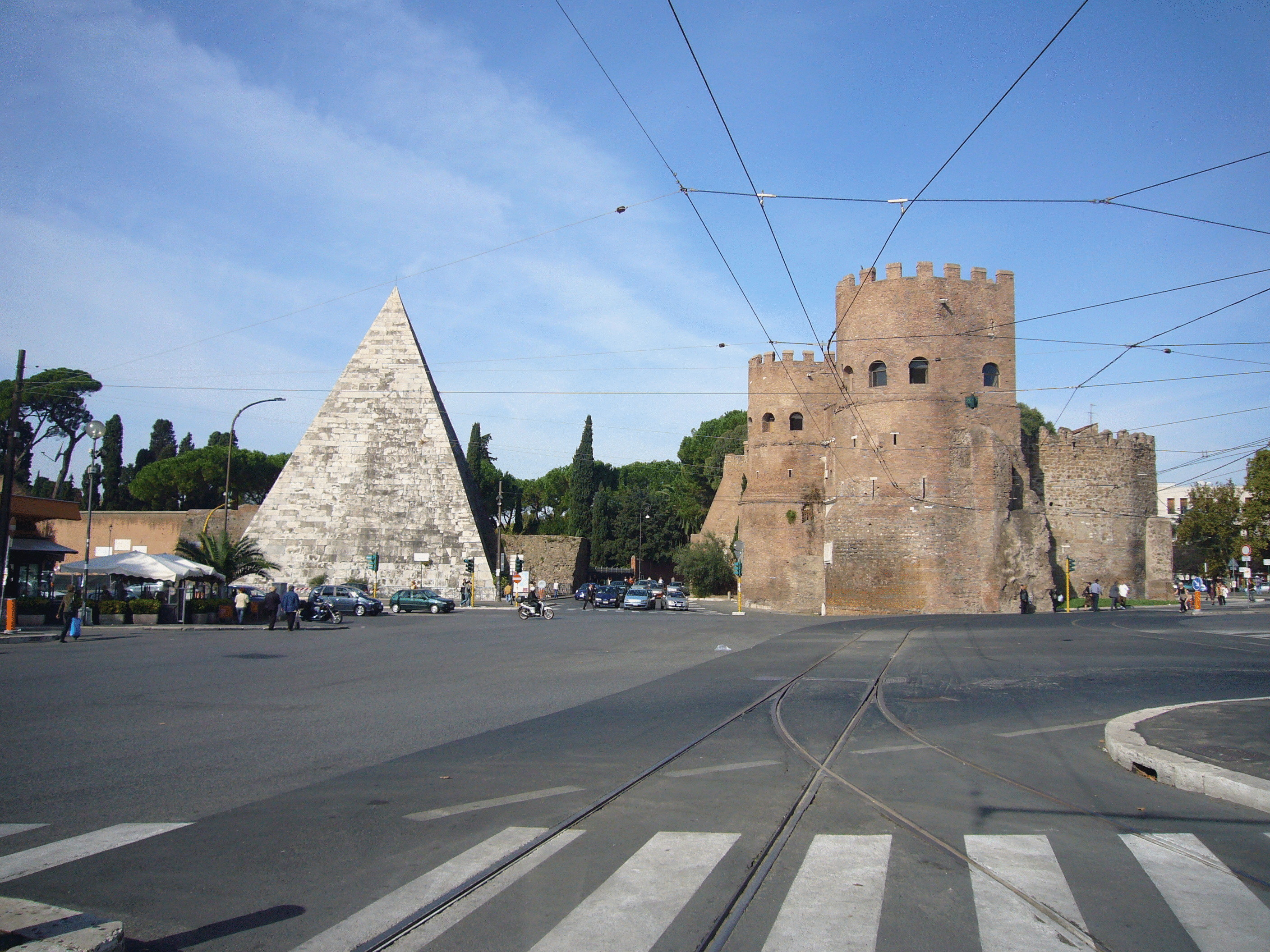 В Риме тоже существует пирамида