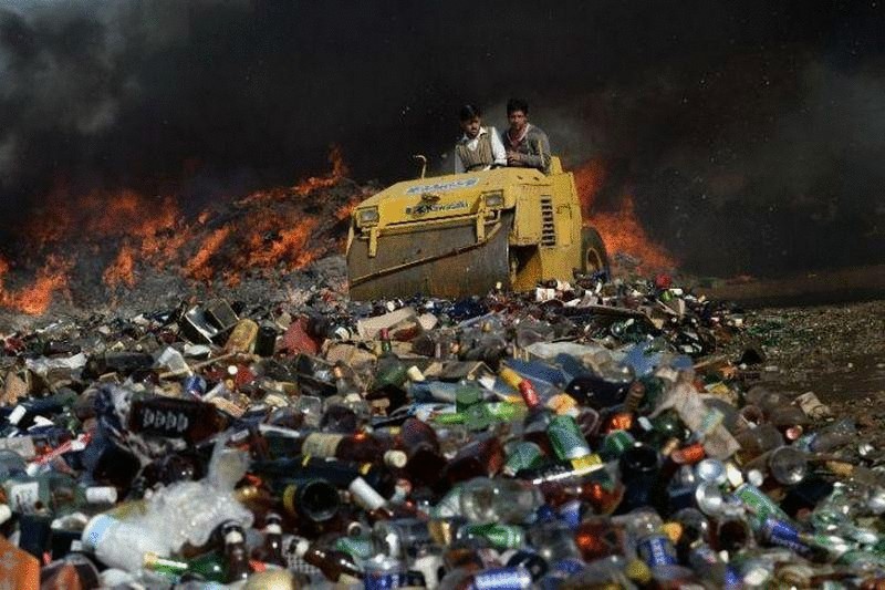 Как проходит церемония уничтожения запрещённых вещей в Пакистане?