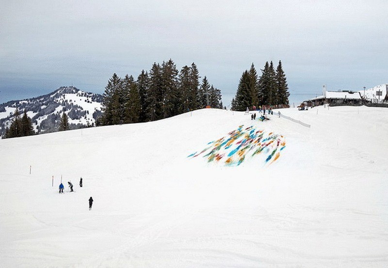 В Швейцарии снежный склон раскрасили во все цвета радуги