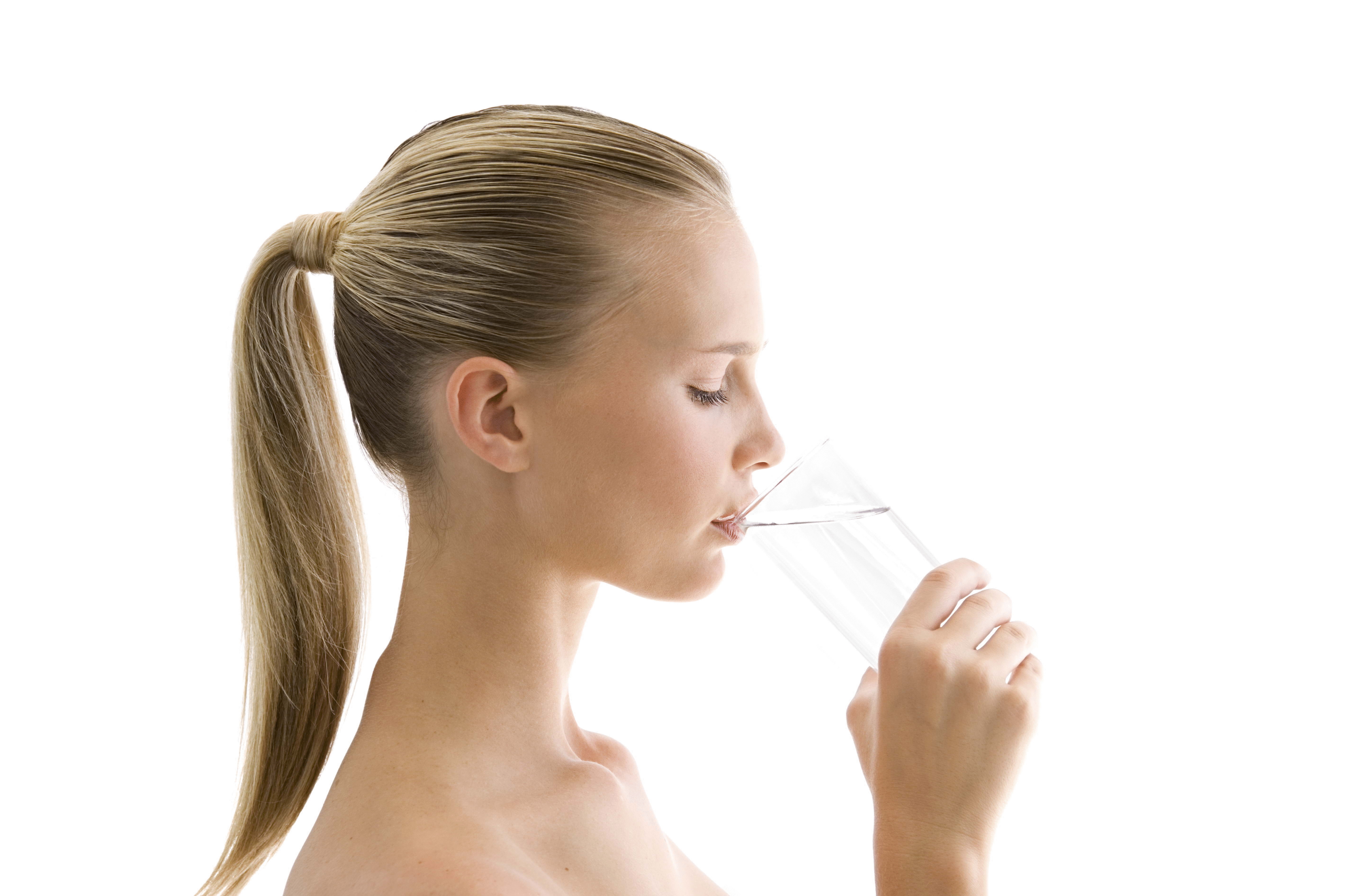 Пить подсоленную воду. Девушка пьет воду. Девушка со стаканом воды. Пить воду на белом фоне. Женщина питье воды.