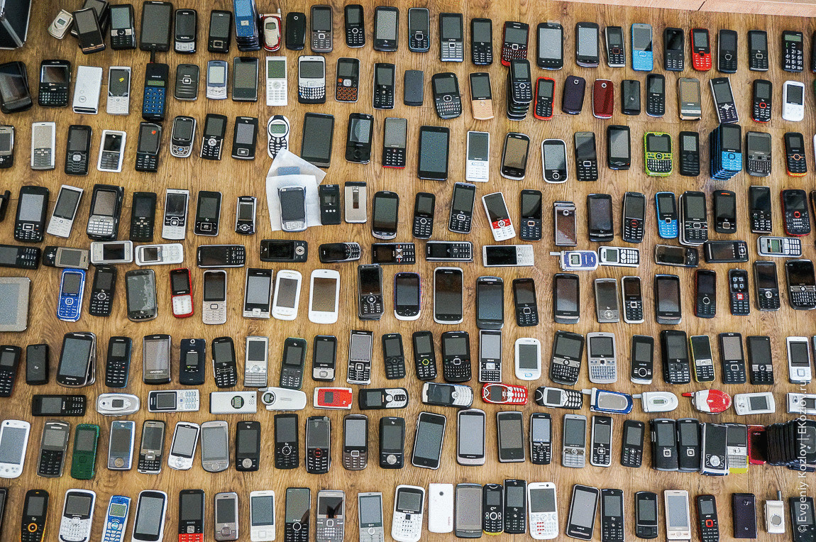 Куда сдать телефон в москве. Коллекция сотовых телефонов. Коллекция старинных телефонов. Старые смартфоны. Старые мобильные телефоны.
