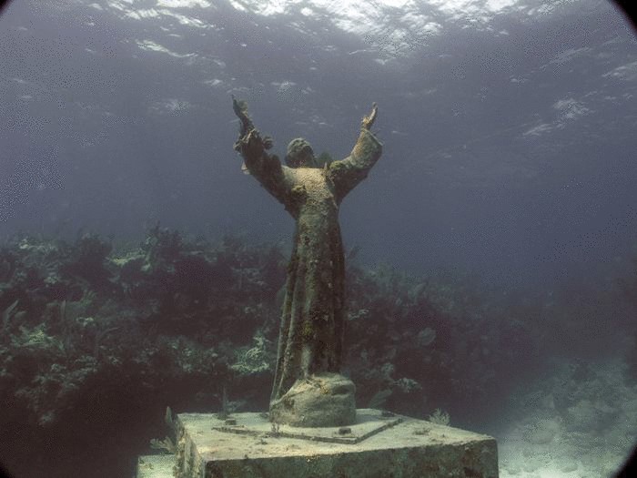 Статуя Христа на дне Средиземного моря