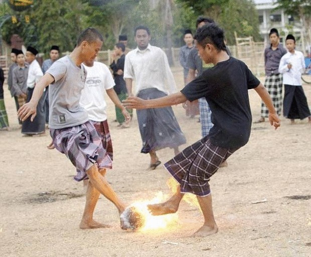 Футбол горящим кокосом