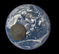 Потрясающая по красоте GIF-анимация: Луна, проходящая на фоне Земли