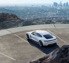 Porshe — новый электрический суперкар, заряжающийся быстрее Tesla.
