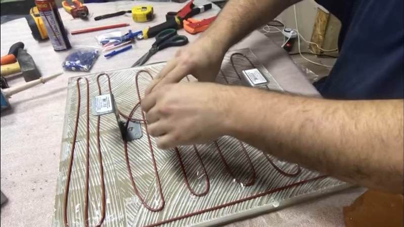 Углеродный греющий карбоновый кабель 33 ом провод 12к. Керамический ик нагреватель е27. Батарея из греющего кабеля. Обогреватель из карбонового кабеля. Обогреватель из керамогранита и греющего кабеля.