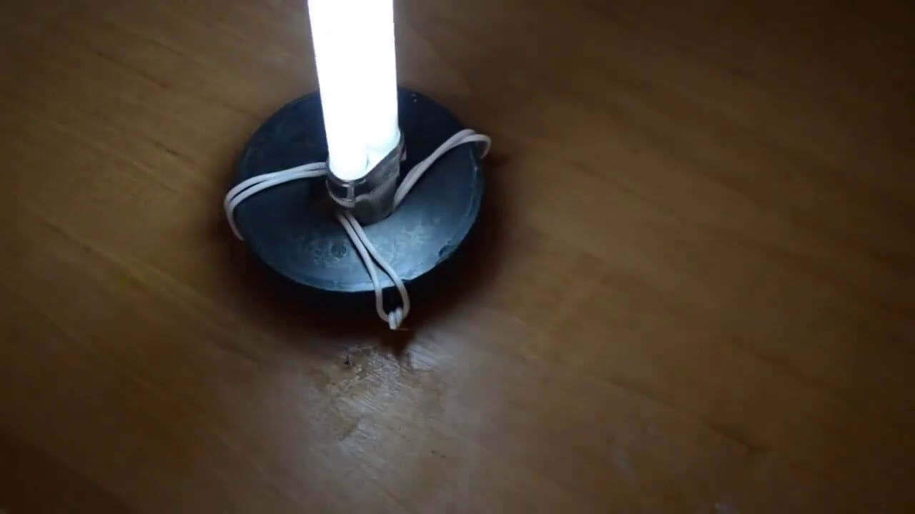 светильник из двух магнитов