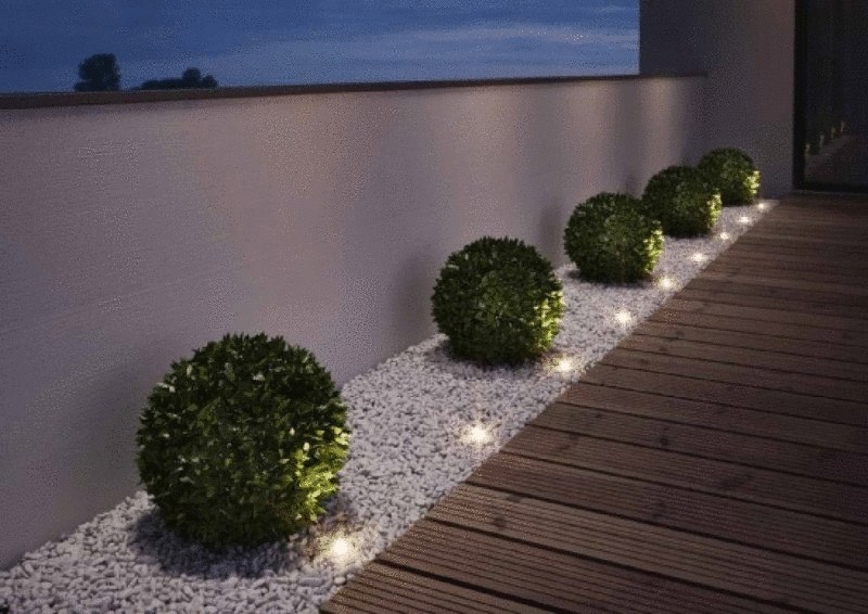 Как украшать загородный участок светодиодными фонарями?