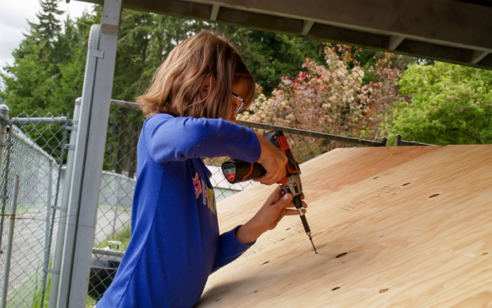 Девятилетняя девочка строит дома для бездомных