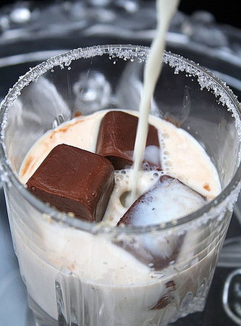 Кофейные кубики льда. Замороженный кофе. Кофе со льдом. Коктейль шоколад со льдом. Кубики кофейного льда.