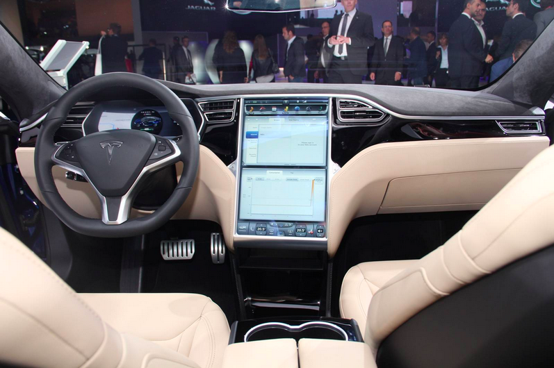 Tesla продемонстрировала во Франкфурте мощный электрокар Model S P90D
