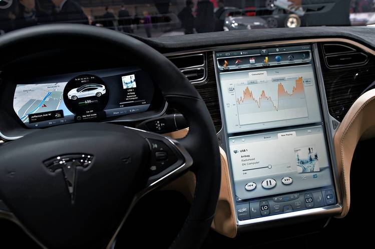 Tesla хочет сделать свои автомобили полностью автономными