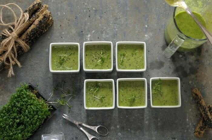 Сыроедческий зеленый суп с барбекю-гриссини