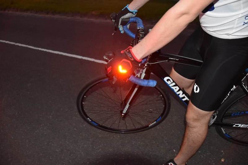 Велосипедные перчатки со светодиодными показателями поворота