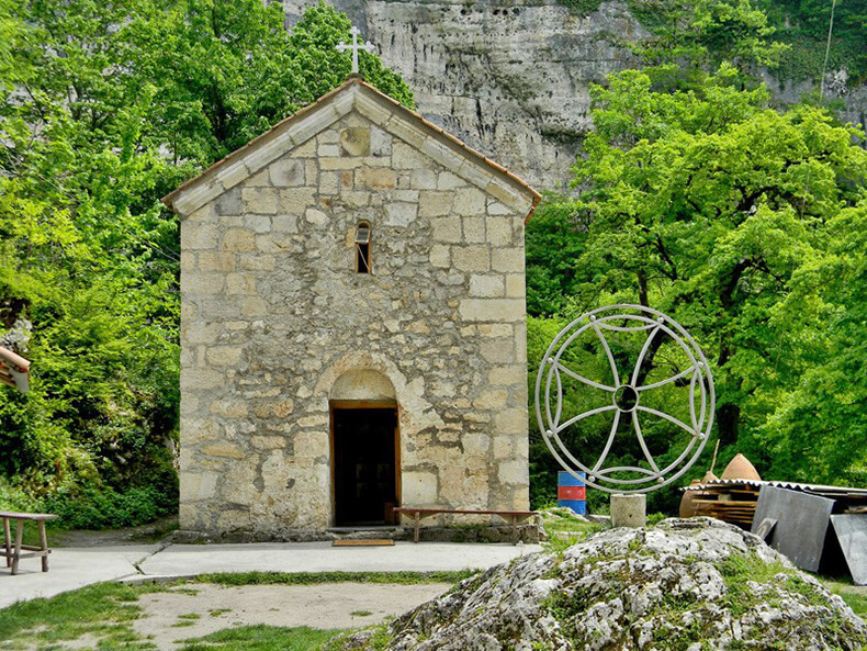 Кацхийский столп — уникальный монастырь на скале