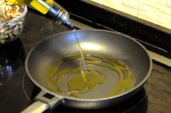 9 трюков, чтобы еда не пригорала к сковороде