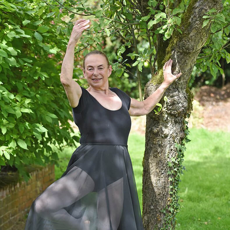 Лебединая пенсия: бабушка из Великобритании в 71 год стала балериной
