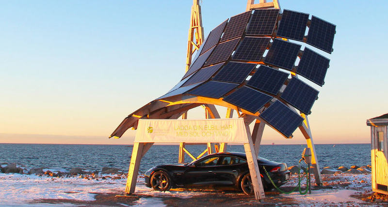 Автонавес заряжает электромобили от энергии солнца и ветра