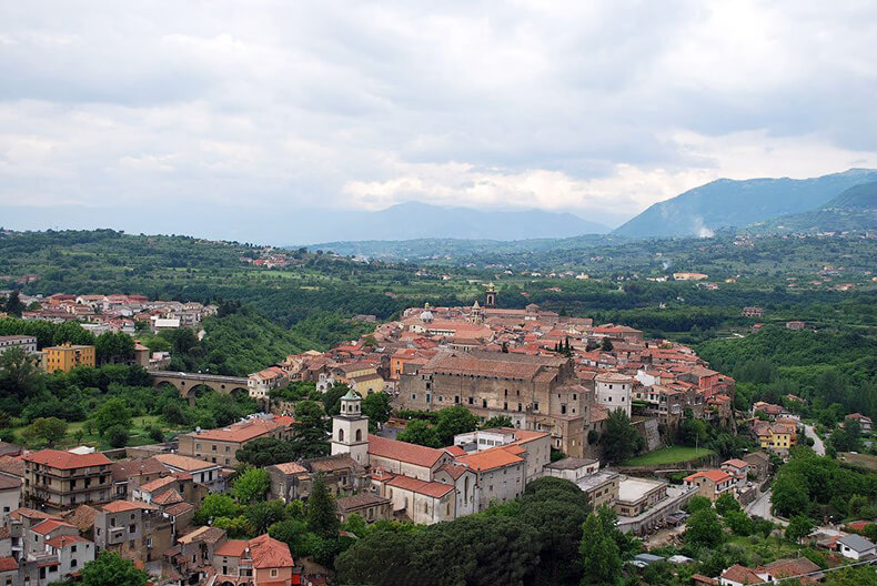 Сант-Агата-де-Готи – итальянская коммуна с атмосферой средневековья