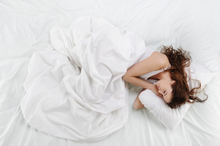 Узнайте на каком боку правильно спать и почему