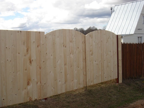 Как построить забор на даче, если бюджет ограничен
