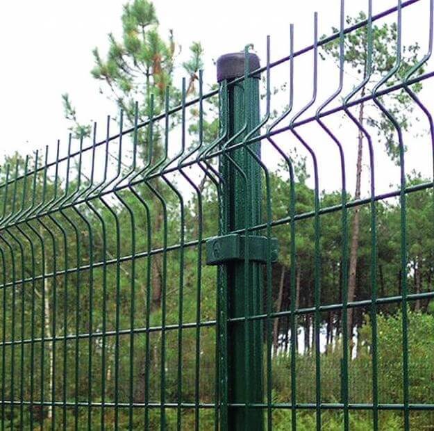 Как построить забор на даче, если бюджет ограничен