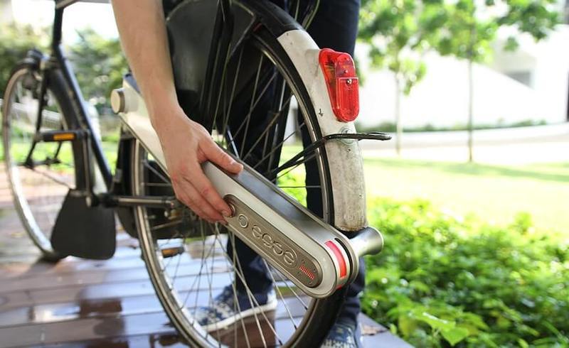 Съемный веломотор с батареей легко превращает велосипед в электробайк