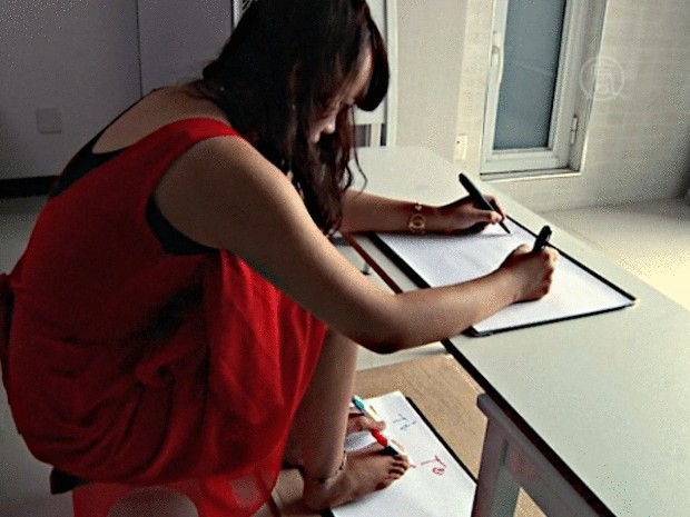 Китаянка пишет руками и ногами одновременно + видео
