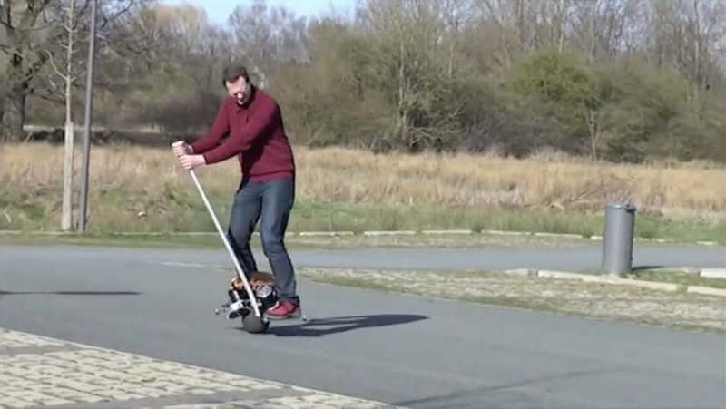 Необычный скутер с шаром вместо колес