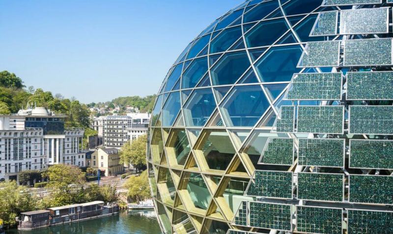 Здание-шар с вращающимся солнечным «парусом» в Париже
