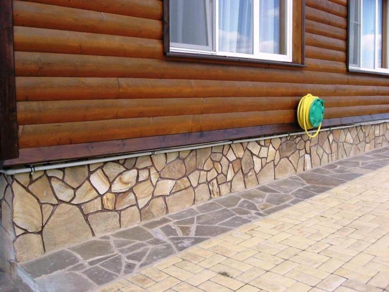 отделка цоколя деревянного дома искусственным камнем