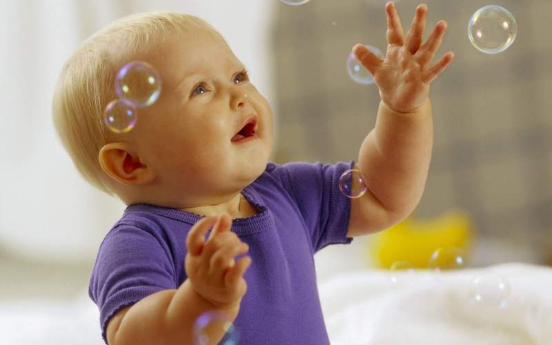 Как успокоить младенца: 12 причин детского плача