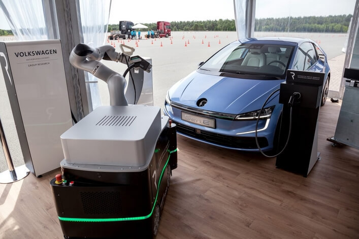 Volkswagen показал новый электромобиль и роботов-электрозаправщиков