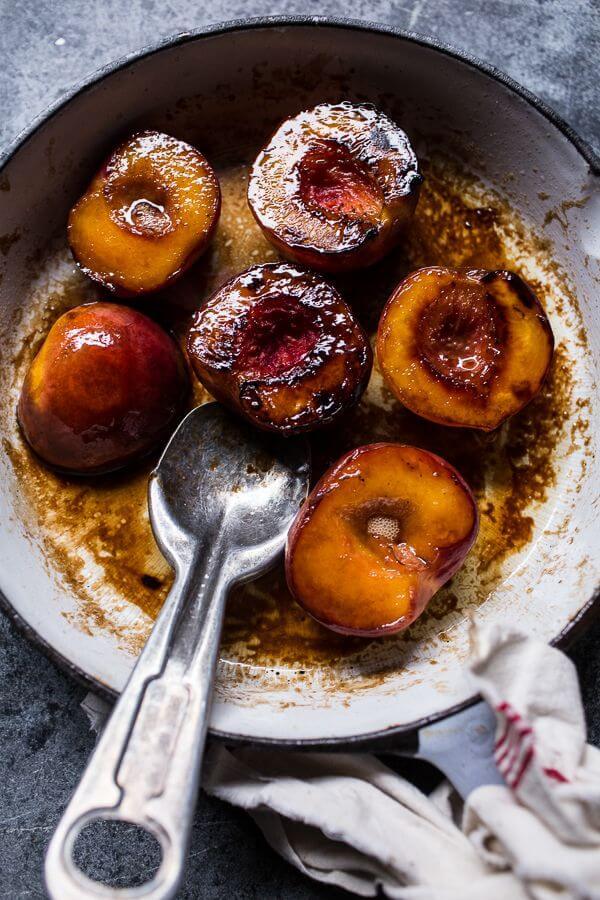 Жареные персики с медовым маслом: восхитительный летний десерт!