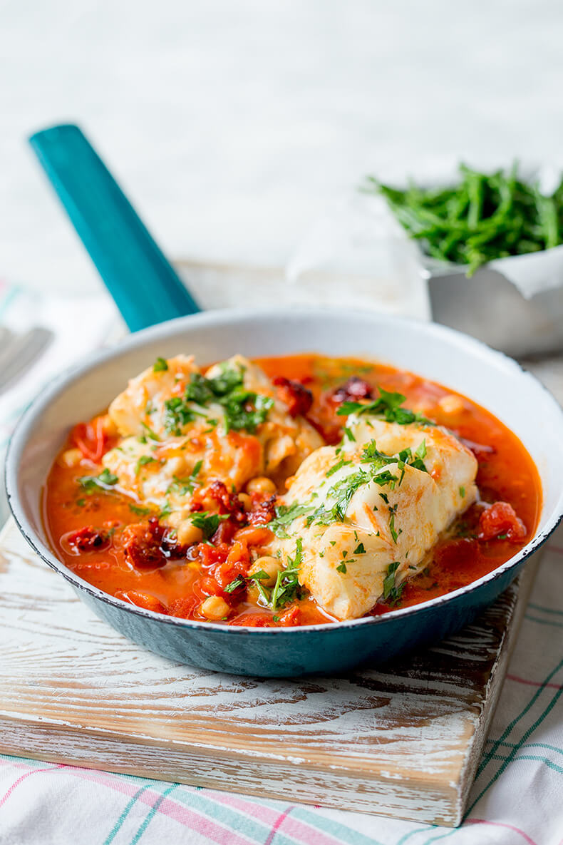 НЕТРИВИАЛЬНЫЙ рецепт: Рыба с фасолью в томатном соусе