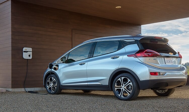 GM готовит новые электромобили и планирует снизить стоимость батарей на треть