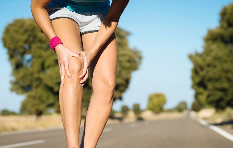Боль в коленных суставах: простое целебное упражнение 