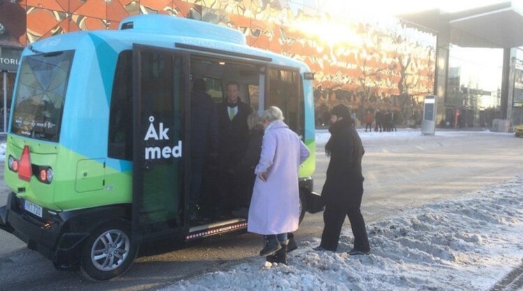 Беспилотные мини-автобусы начали перевозить пассажиров в Стокгольме