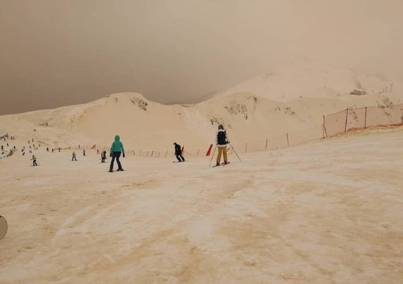 Оранжевый снег покрыл горы в Восточной Европе