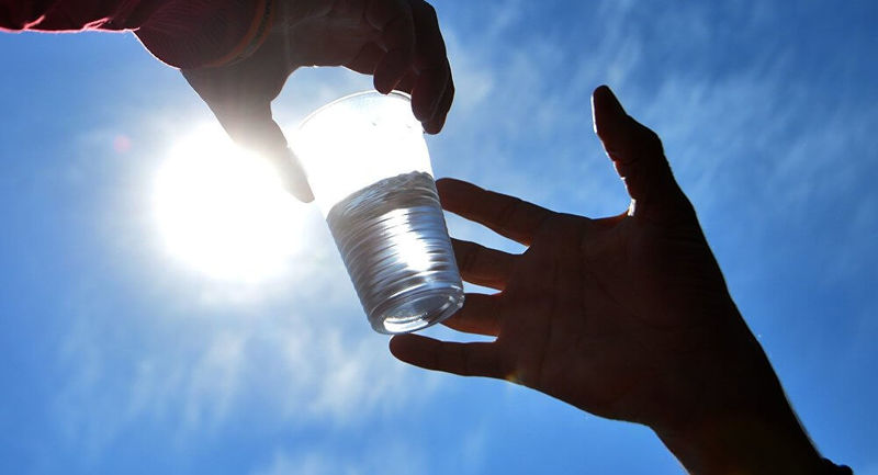 Ученые извлекли стакан пресной воды из пустынного воздуха